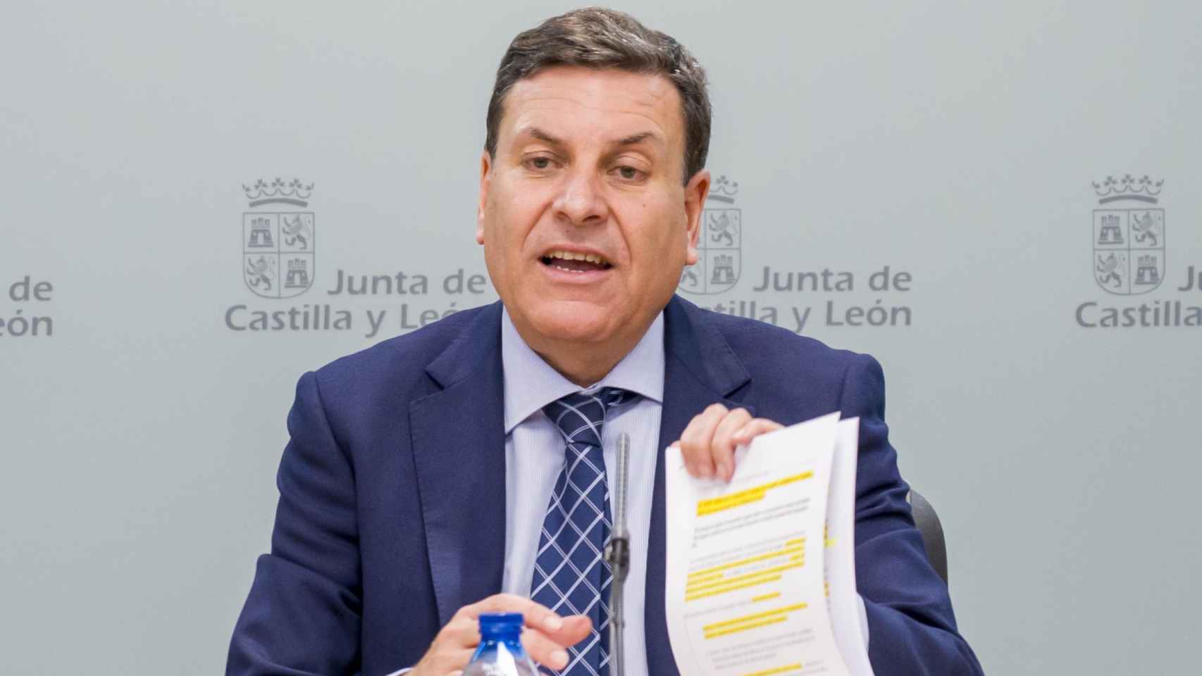 El consejero de Economía y Hacienda y portavoz, Carlos Fernández Carriedo, comparece en rueda de prensa posterior al Consejo de Gobierno