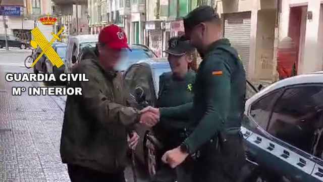 Momento en el que los agentes de la Guardia Civil han auxiliado al peregrino desorientado en Burgos.