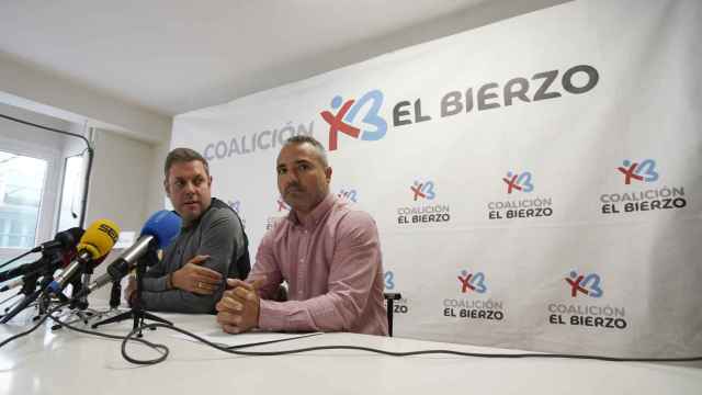 Los concejales de Coalición por el Bierzo en el Ayuntamiento de Ponferrada, Iván Alonso (I), y David Pacios (D), durante la rueda de prensa de ese jueves.