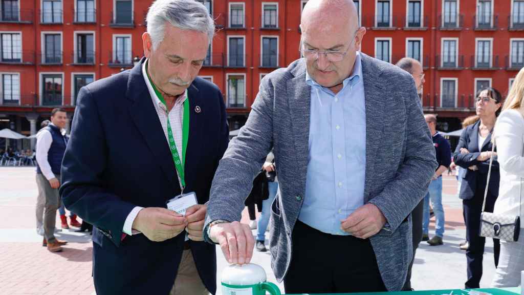 El alcalde de Valladolid, Jesús Julio Carnero, realiza su donativo contra el cáncer en el Día de la Cuestación