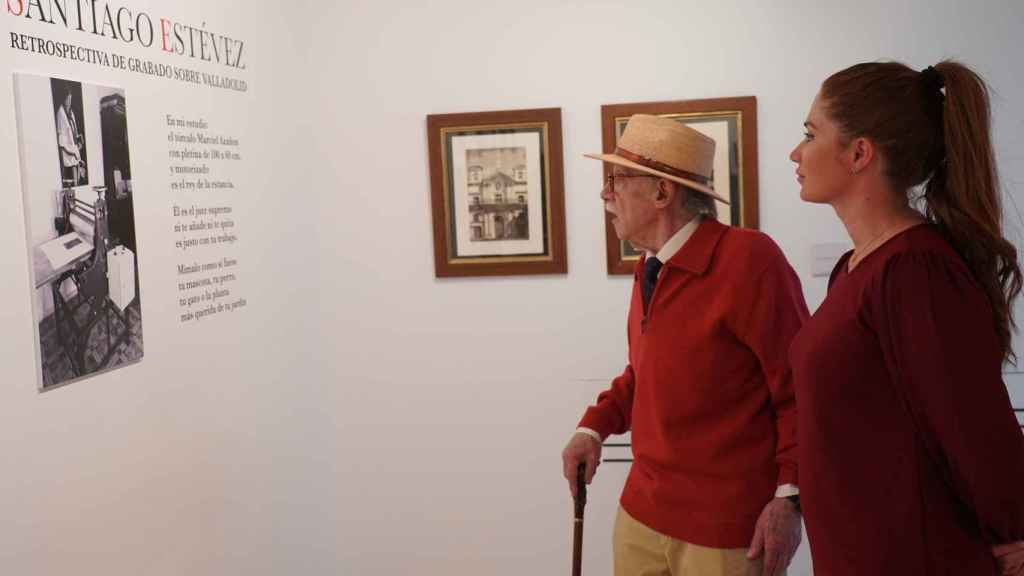 Santiago Estévez observa su exposición. Foto Dip. Valladolid