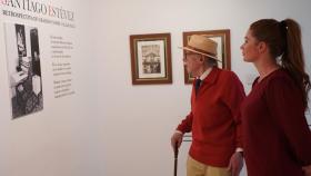 Santiago Estévez observa su exposición. Foto Dip. Valladolid