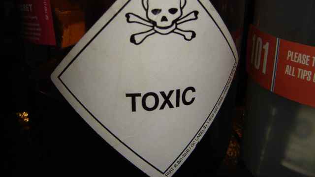 Etiqueta advirtiendo de la toxicidad de una bebida.
