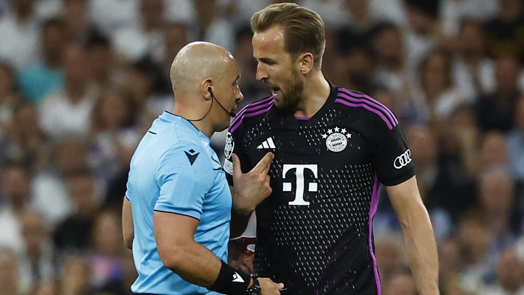 Harry Kane dialoga con Marciniak tras su decisión en el descuento.