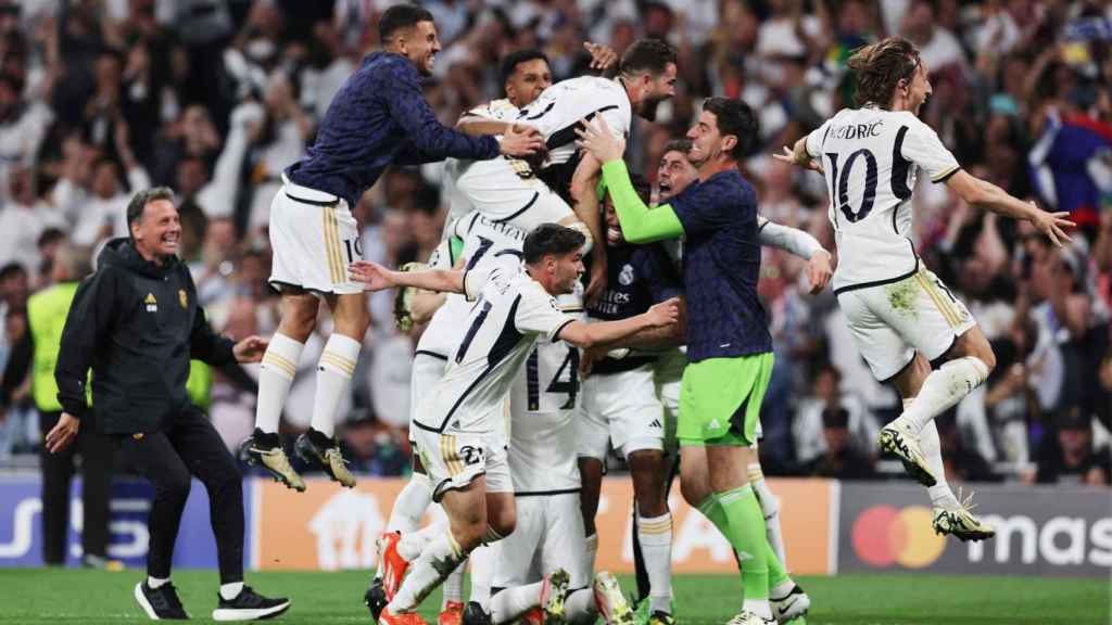 Los futbolistas del Real Madrid celebran el segundo gol de Joselu ante el Bayern.