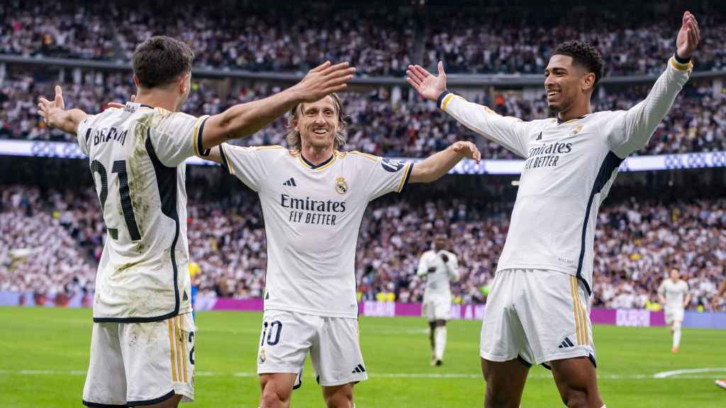 Los jugadores del Real Madrid celebran su victoria frente al Cádiz