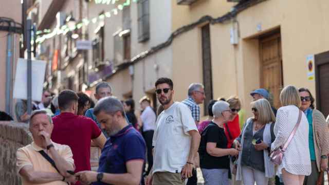 Gente disfrutando del Corpus en Toledo. / Foto: Javier Longobardo.