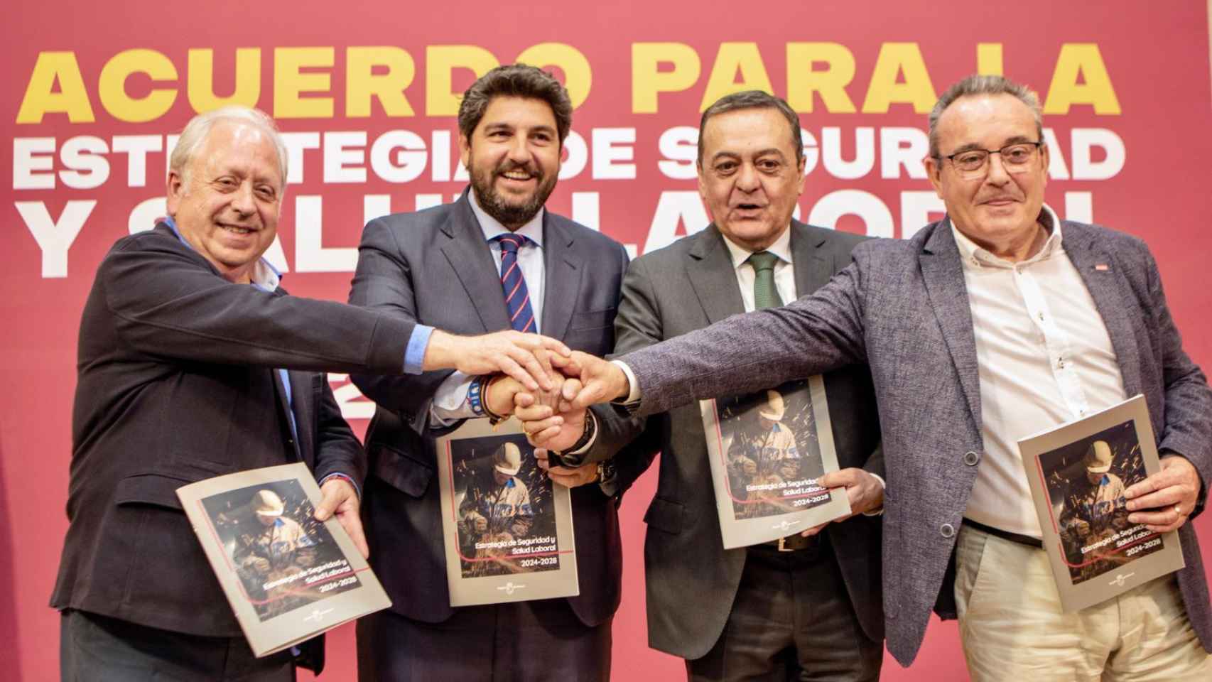 Fernando López Miras, presidente de la Región de Murcia, junto al presidente de Croem, José María Albarracín, y los dirigentes sindicales de UGT y CC OO, Antonio Jiménez y Santiago Navarro, respectivamente.