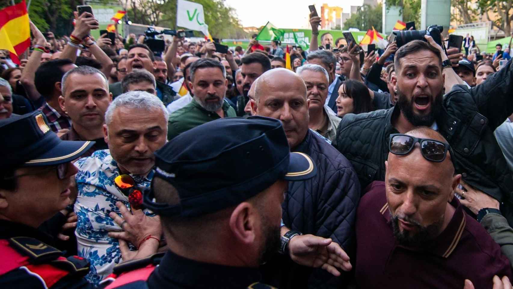 Abascal se encara a unos manifestantes en un acto de Vox en Reus
