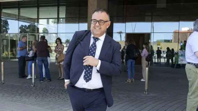 Conrado Domínguez, ex director del Servicio canario de Salud, a la salida de la Ciudad de la Justicia de Las Palmas.