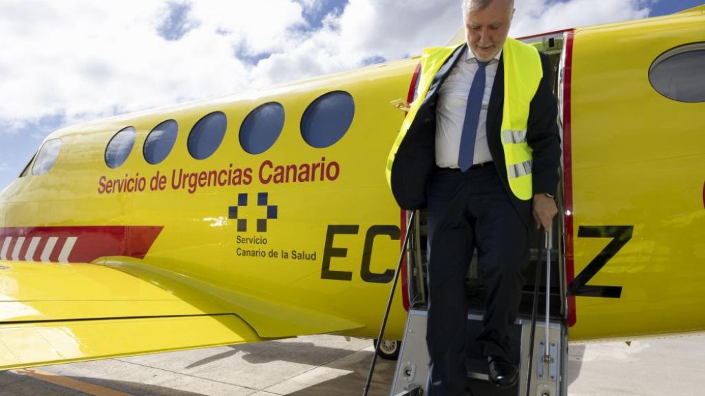 Ángel Víctor Torres, cuando era presidente del Gobierno de Canarias, en la presentación de un avión medicalizado del SCS.