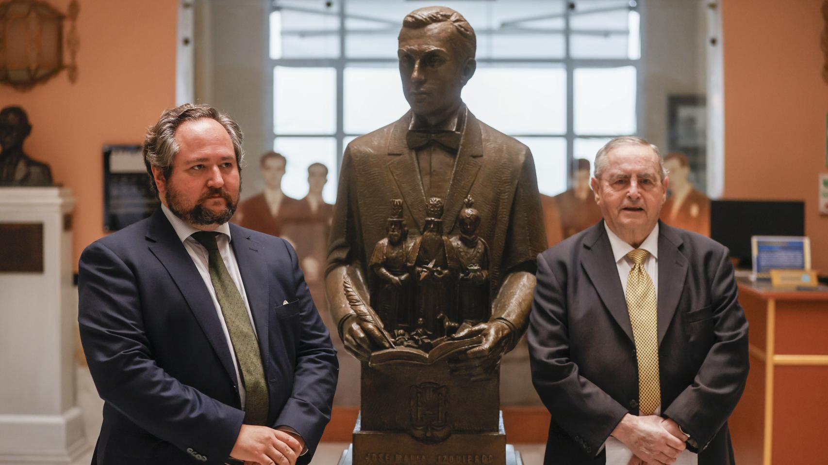 El investigador José de Contreras y Saro y el escritor Rafael Raya posan en el marco de una conferencia dictada este miércoles en el Ateneo de Sevilla.