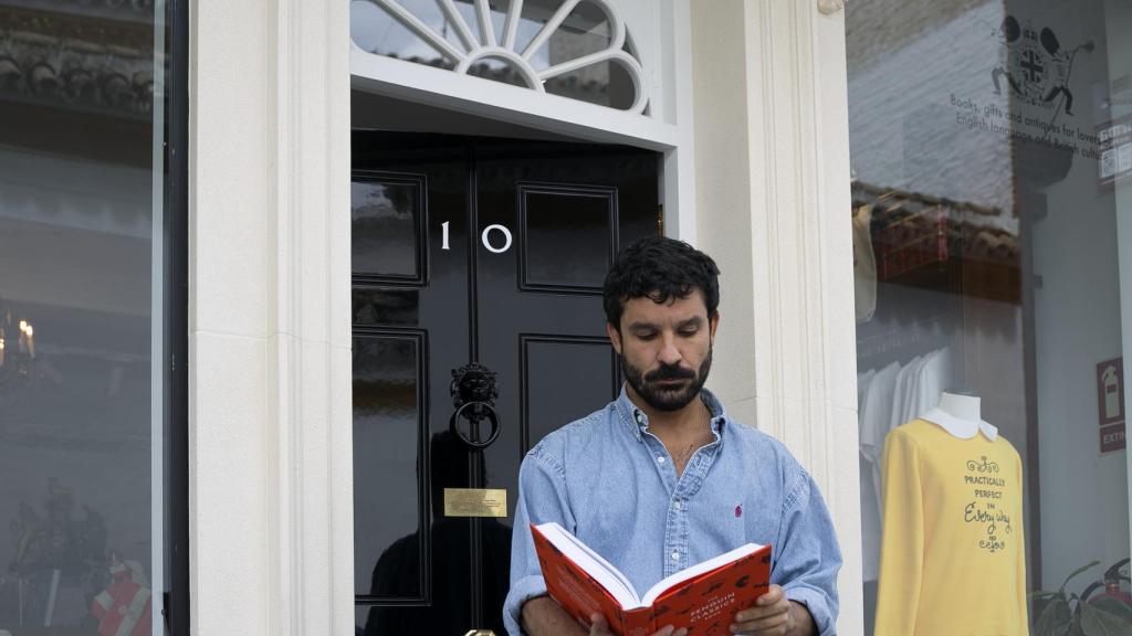 Daniel Vivas Tesón, fundador de Superbritánico, en la puerta de la tienda, idéntica a la que da entrada a la residencia oficial del primer ministro británico.