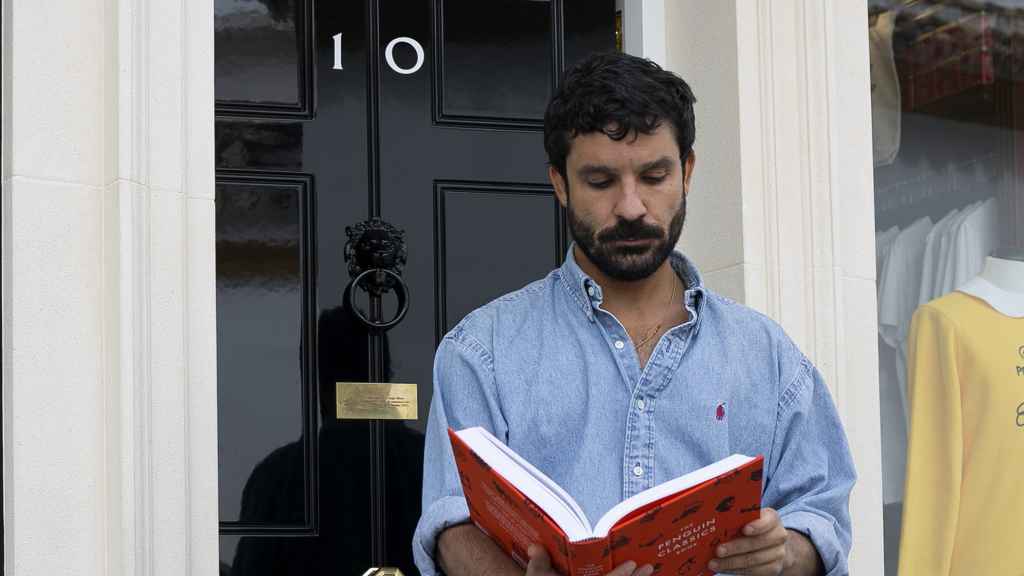 Daniel Vivas Tesón, fundador de Superbritánico, en la puerta de la tienda, idéntica a la que da entrada a la residencia oficial del primer ministro británico.