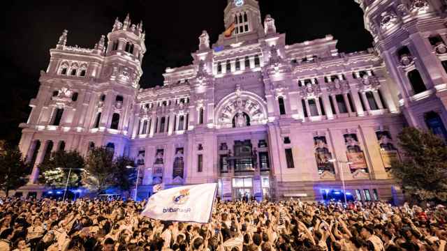 Cientos de personas celebran que el Real Madrid ha ganado la Liga 2023-2024, en la Plaza de Cibeles, a 4 de mayo de 2024, en Madrid.
