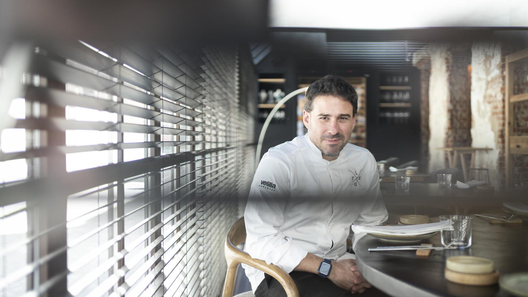 El chef Javi Estévez en el salón de su restaurante La Tasquería, que estrena ubicación en calle Modesto Lafuente, 82.