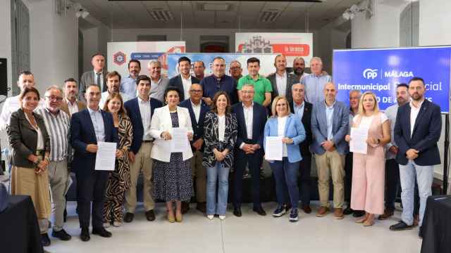Foto familia de la reunión del PP de Málaga que se han reunido en el Consejo de Alcaldes de la formación.