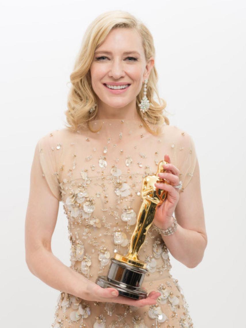 Blanchett, con uno de sus premios Oscar.