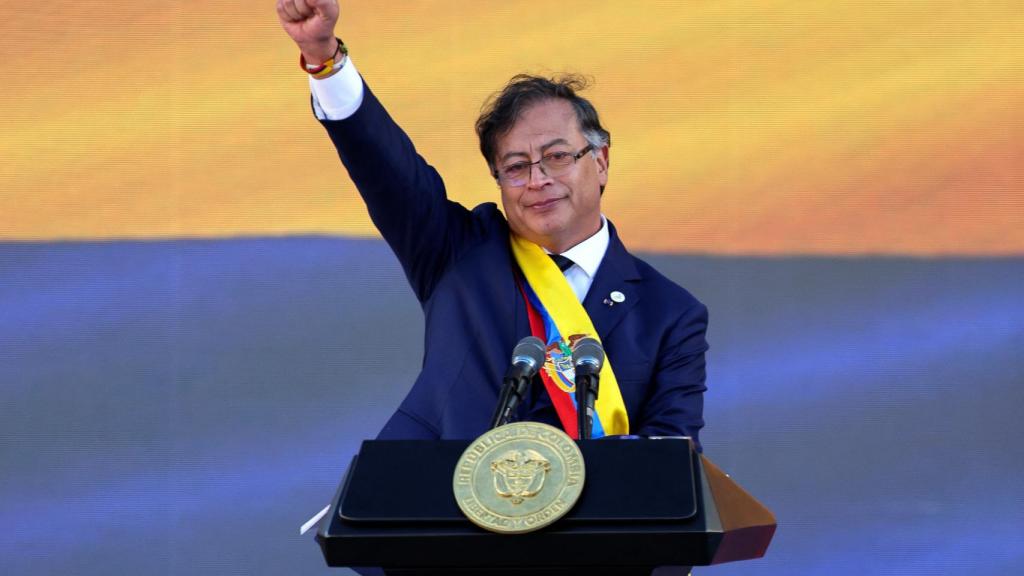 El presidente de Colombia, Gustavo Petro, levanta su puño derecho al frente de una multitud.