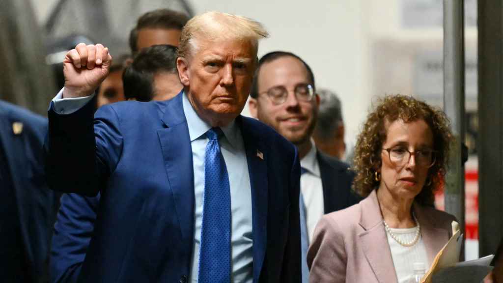 Trump y su abogada Susan Necheles regresan al Tribunal Penal de Manhattan tras un receso, este jueves.