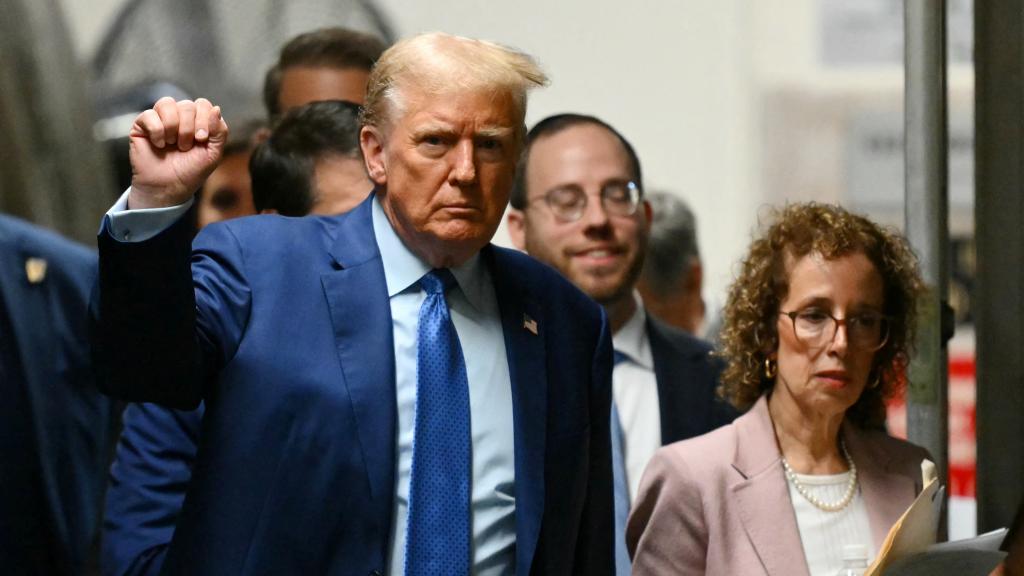 Trump y su abogada Susan Necheles regresan al Tribunal Penal de Manhattan tras un receso, este jueves.