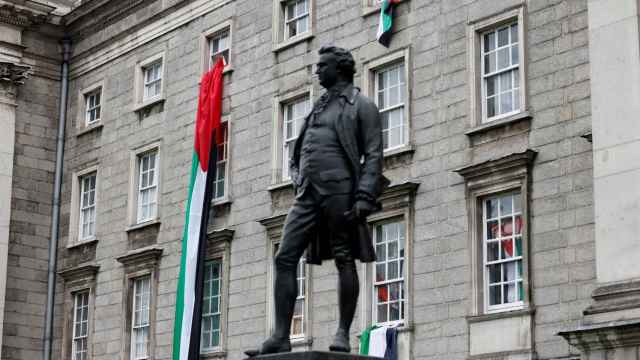 Banderas palestinas en la fachada del Trinity College de Dublín.