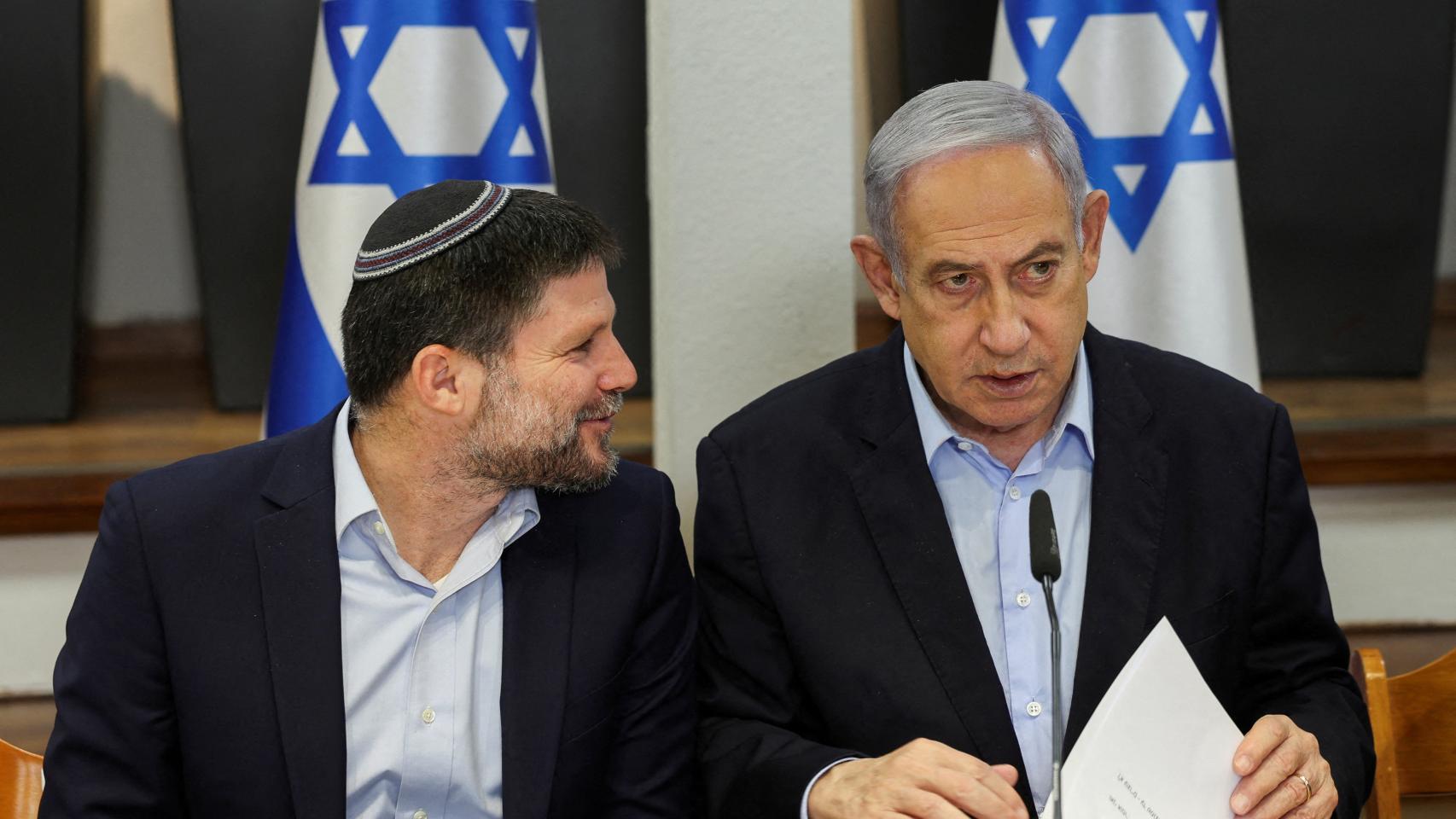 El ministro de Finanzas de Israel Bezalel Smotrich junto a Benjamín Netanyahu.