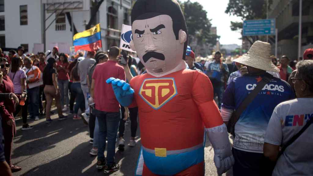 Una persona disfrazada de la caricatura denominada Súper Bigote participa en una manifestación de apoyo al Gobierno de Nicolás Maduro.