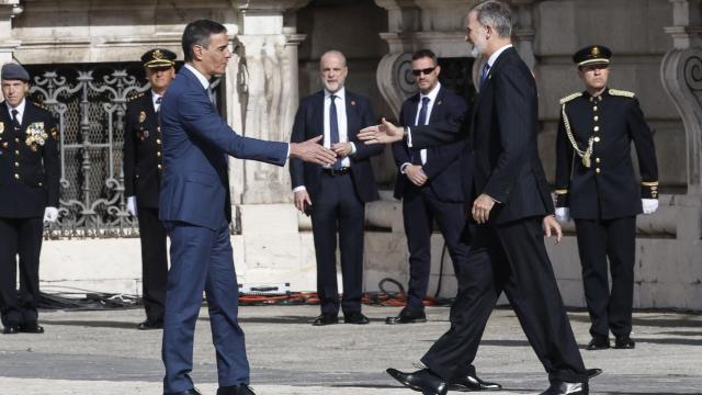El rey Felipe VI es recibido por el presidente del Gobierno, Pedro Sánchez.