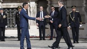 El rey Felipe VI es recibido por el presidente del Gobierno, Pedro Sánchez.