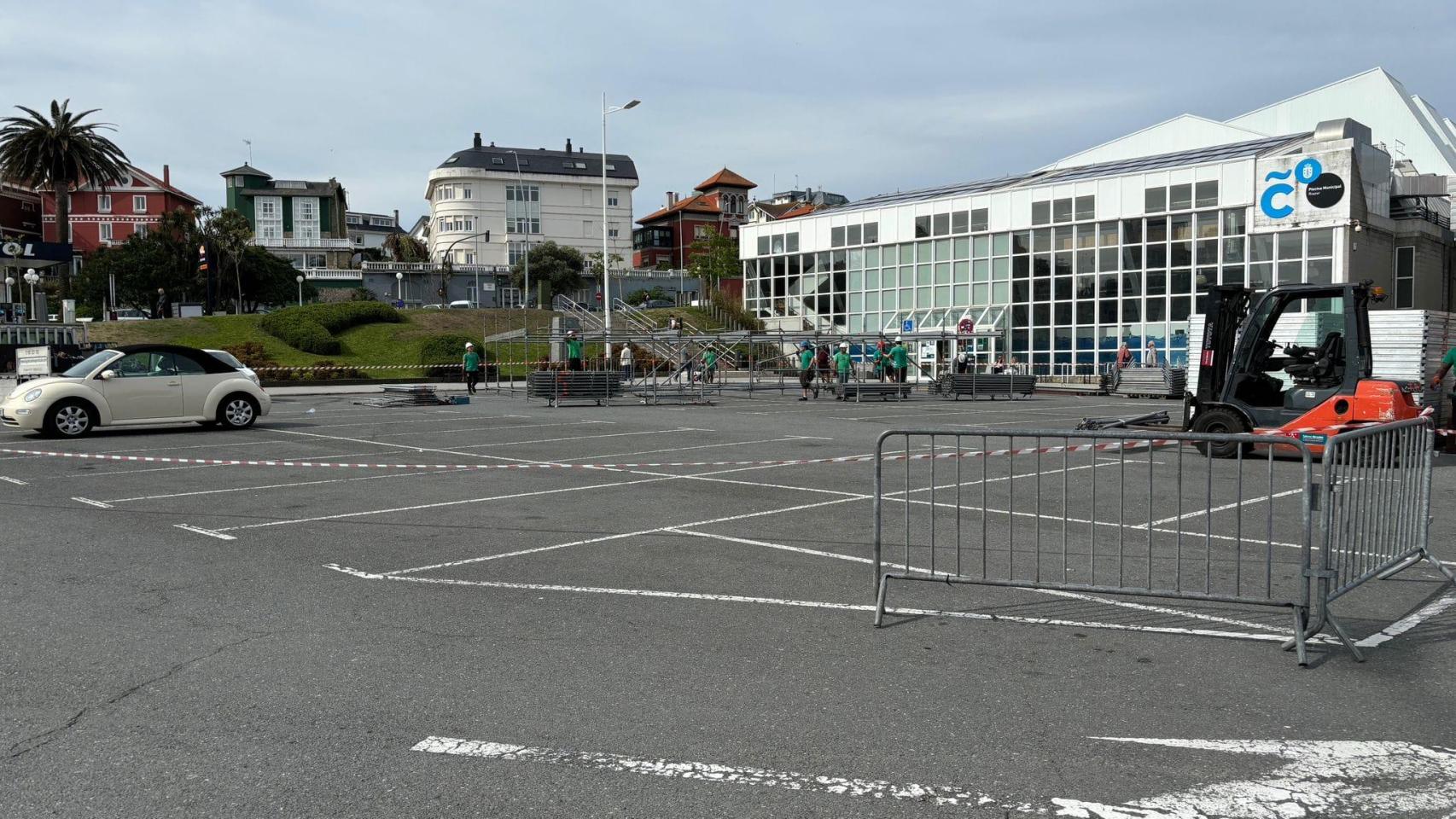 Montaje de la pantalla gigante en la explanada de Riazor