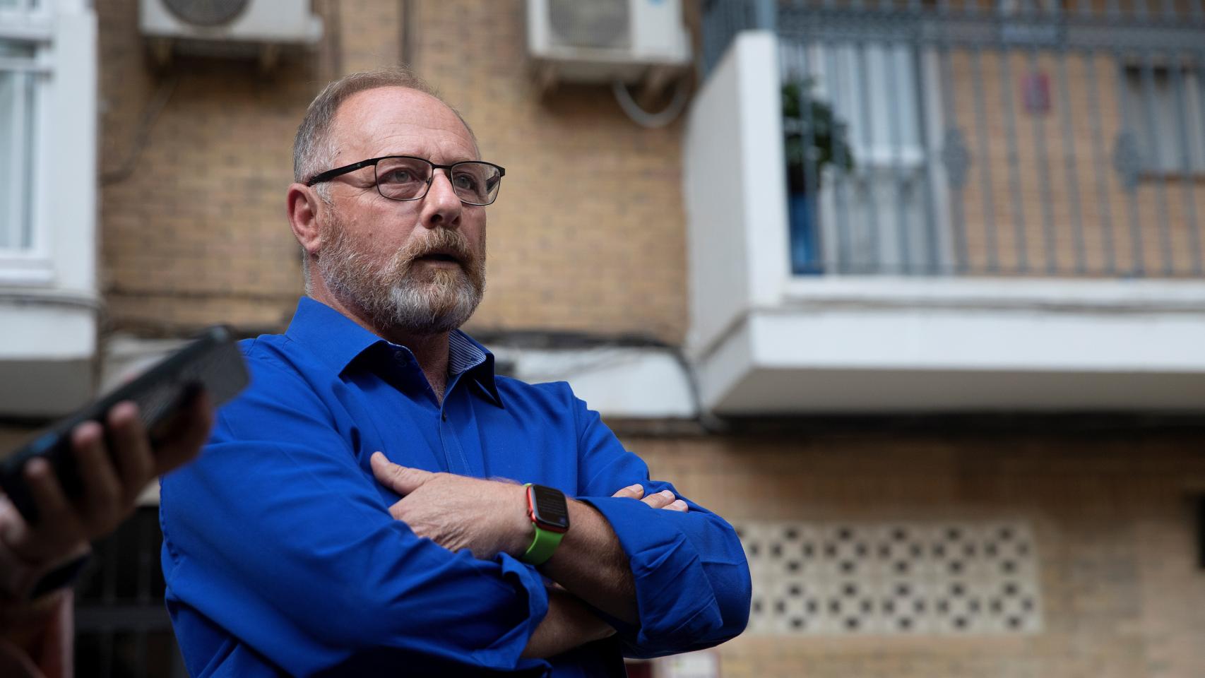 Antonio del Castillo, frente a su casa, en Sevilla.