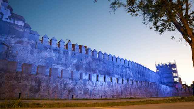 La muralla de la Macarena, teñida de azul.