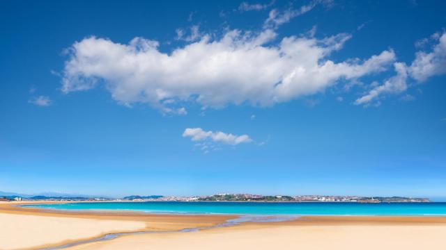Imagen de archivo de una playa española.