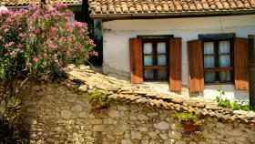 Casa de piedra en un pueblo de montaña.