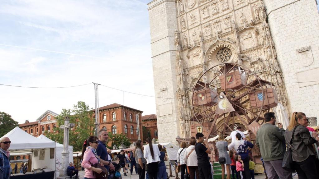 Imagen del Mercado Castellano con la Plaza de San Pablo de fondo