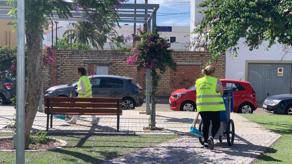 Dos operarias de limpieza del Ayuntamiento de Burguillos, trabajando en un parque.