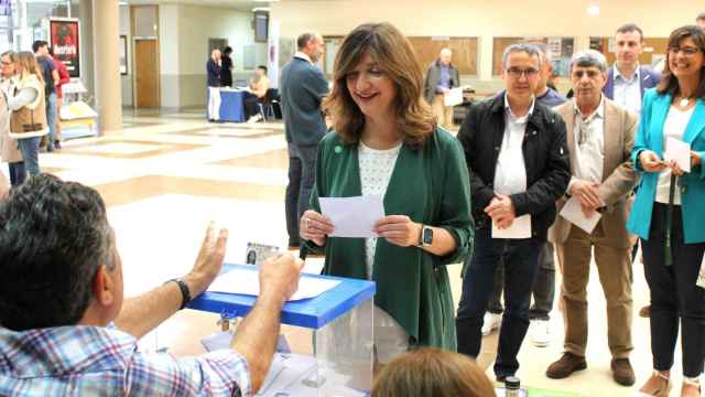 Nuria González deposita su voto en el día de ayer