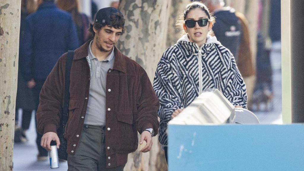 La pareja paseando por las calles de Madrid, en enero de 2024.