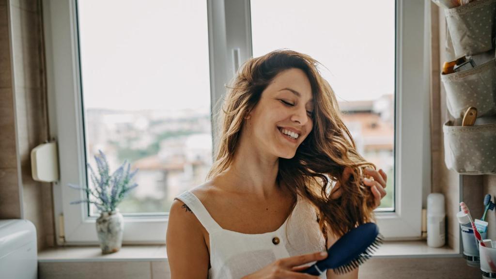 Mujer cepillándose el pelo.