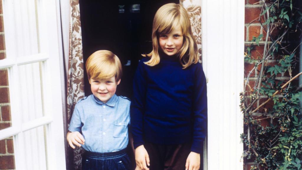 Diana y Charles, en una foto de archivo de su infancia.