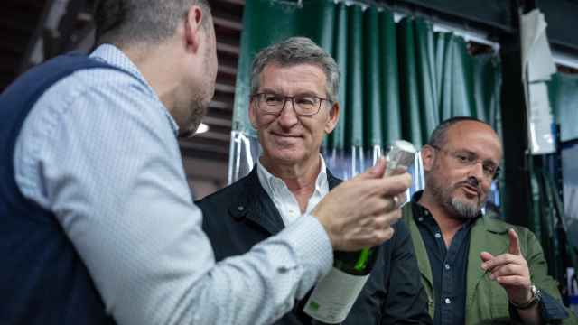 Alberto Núñez Feijóo examina una botella de cava, junto a Alejandro Fernández, este viernes durante una visita a unas bodegas de Vilafranca del Penedés.