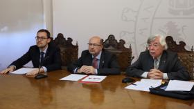 El rector en funciones de la USAL, David Díez, acompañado del concejal de Cultura y Turismo, Ángel Fernández Silva, y del vicepresidente de Alumni - USAL, Román Álvarez