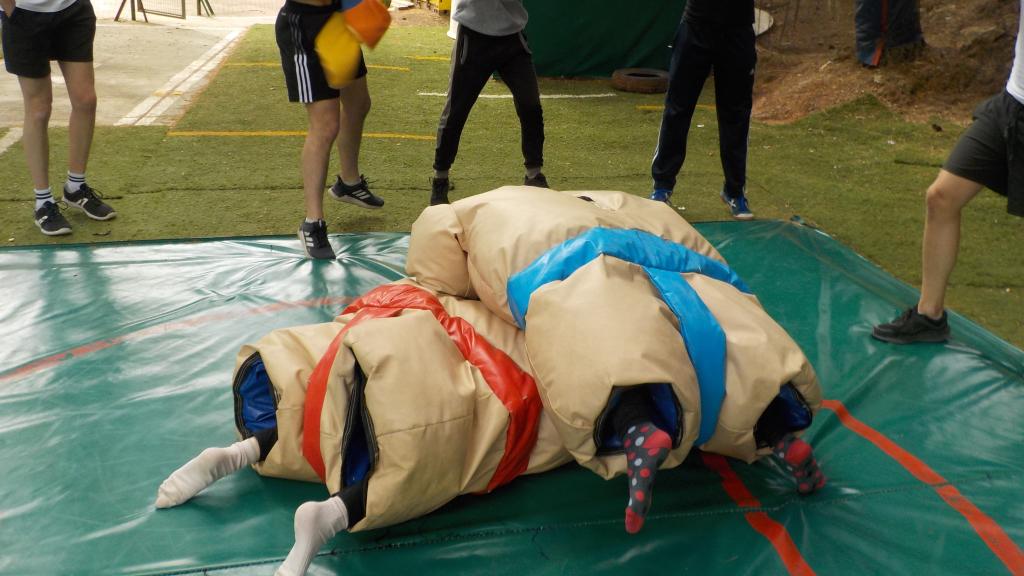 Juego 'Luchadores de sumo', de Aventura Valencia, en Estivella. EE