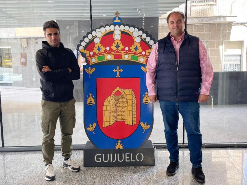 El entrenador, Mario Sánchez, y el alcalde de Guijuelo, Roberto Martín