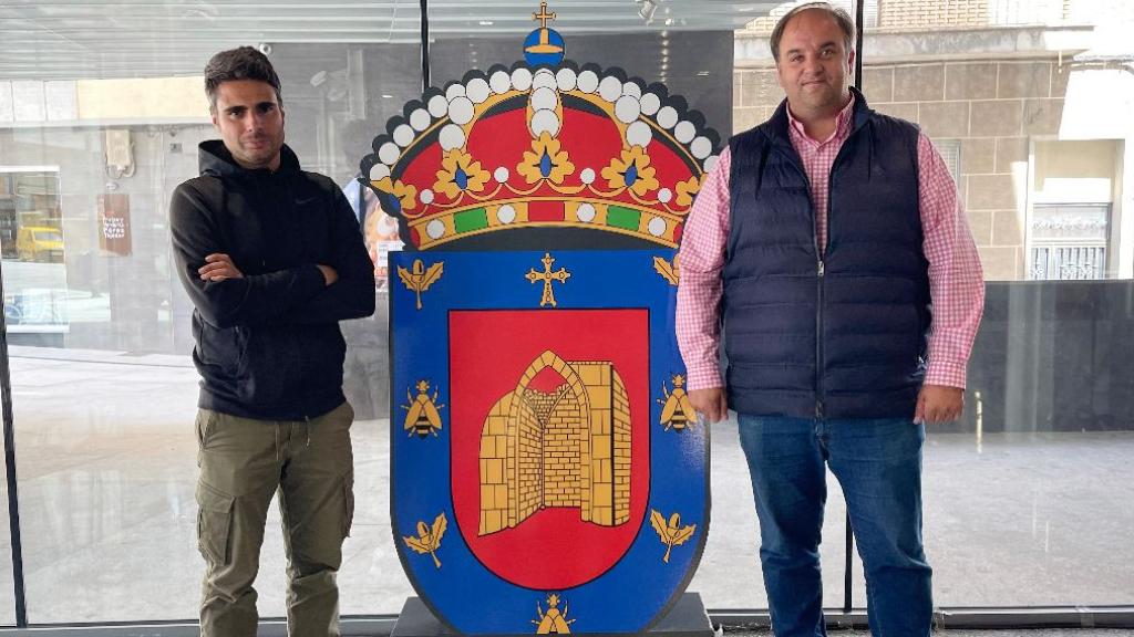El entrenador, Mario Sánchez, y el alcalde de Guijuelo, Roberto Martín