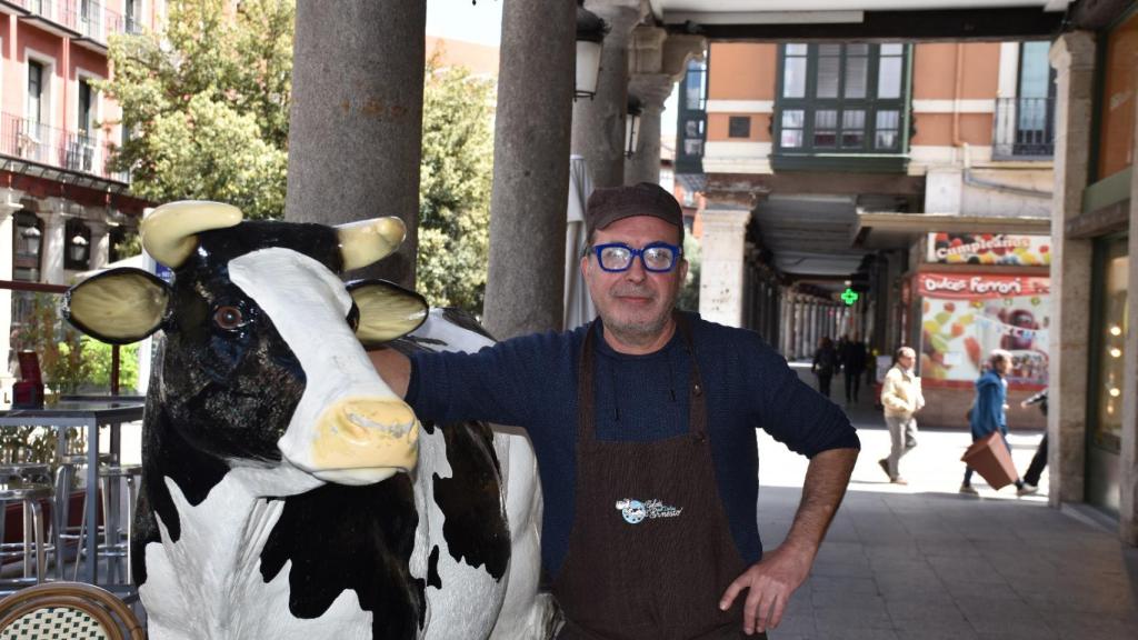 Luis Torío presume con la estatua de la vaca que caracteriza a la heladería