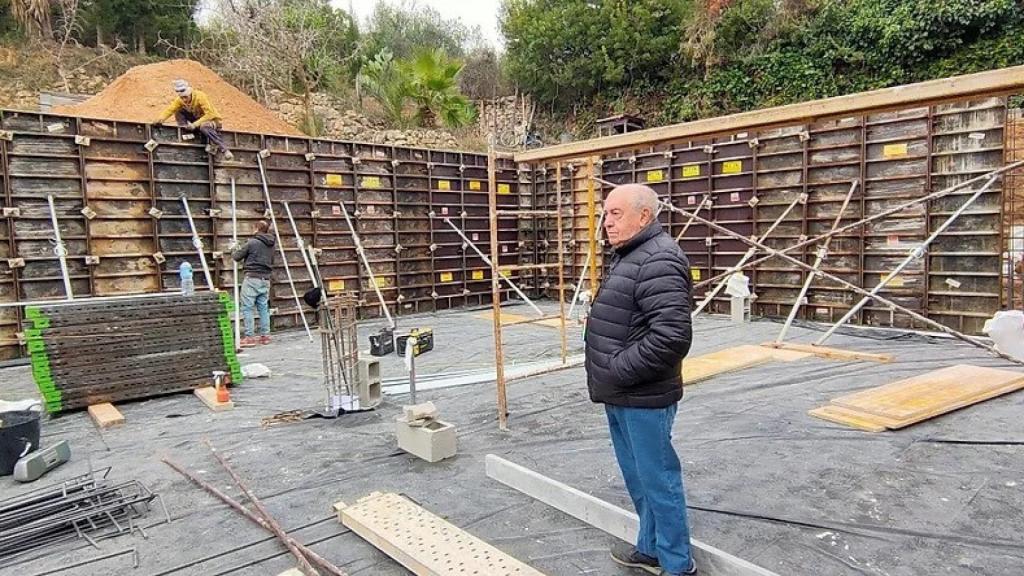 Antonio Alcahud supervisando las obras de un refugio privado.