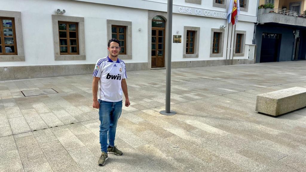 Rodrigo, que jugó al fútbol con Joselu en el equipo del municipio, posa frente a la Casa do Concello.