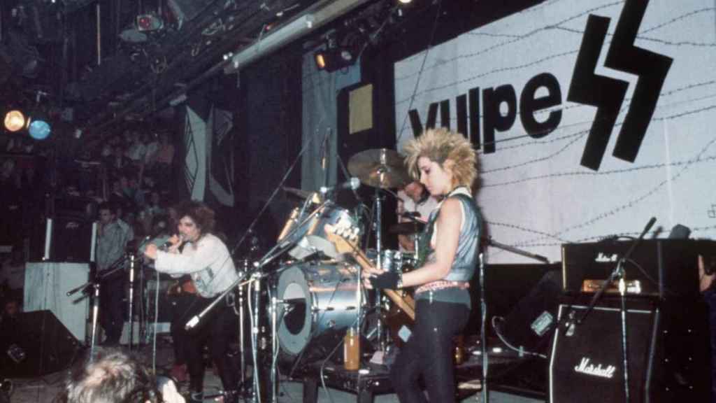 Loles Vázquez, con cresta, en primer plano, en un concierto de las Vulpes en 1983